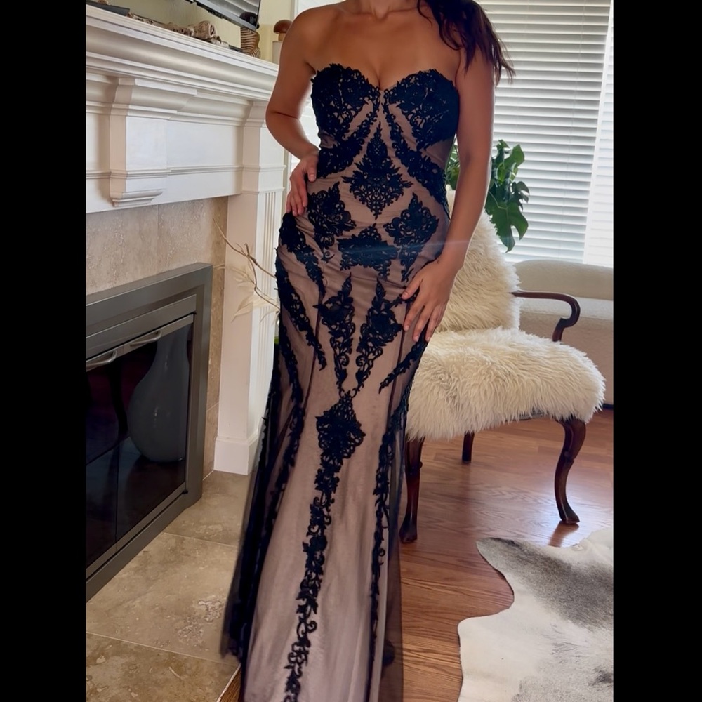 Strapless black lace mermaid gown, ivory /tan base